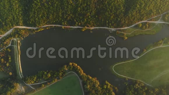 鸟瞰湖与森林和温暖的日落或日出在欧洲视频的预览图