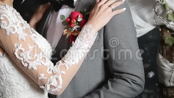 快乐的新娘新郎漂亮的女孩穿着浅色的衣服英俊的男人拥抱着视频的预览图