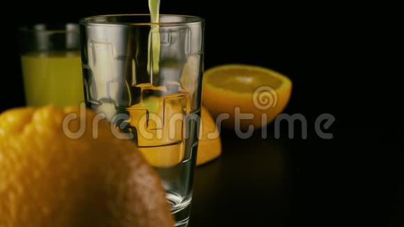 慢点新鲜橙汁倒入玻璃杯中视频的预览图