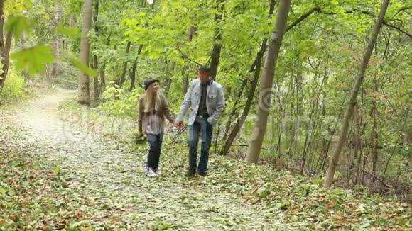 恋爱中的情侣在秋林散步视频的预览图