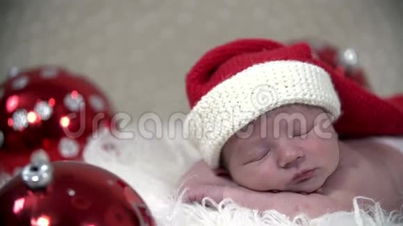 在美丽的圣诞场景中睡觉的婴儿视频的预览图