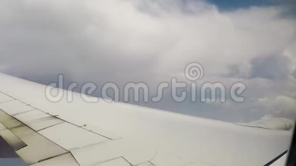 从飞机窗口的云和翅膀视频的预览图