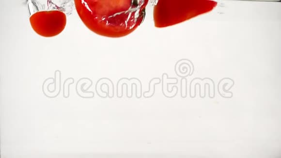 蔬菜西红柿掉进水里溅起泡泡慢动作特写视频的预览图