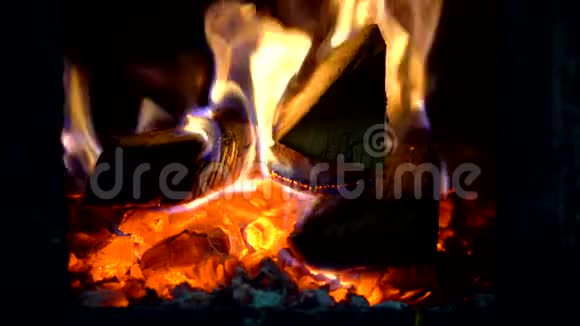 在私人住宅里烧木头炉子视频的预览图