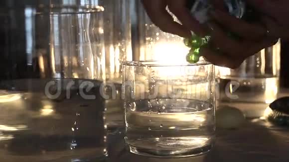 装饰者在花瓶里放一个绿色玻璃球给水视频的预览图