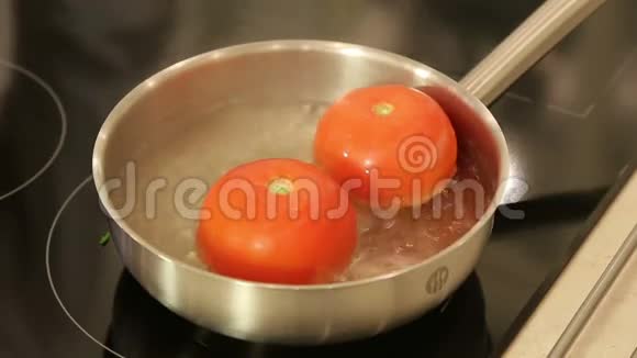 在炖锅里烫西红柿视频的预览图