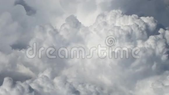 关闭大的云层时间流逝视频的预览图