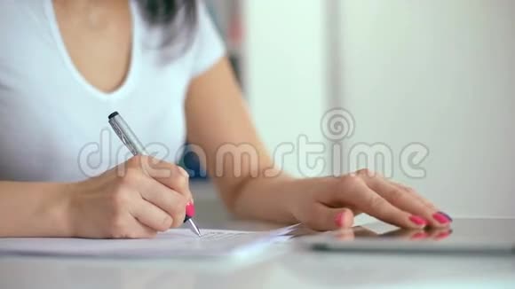女性用钢笔在笔记本上书写视频的预览图