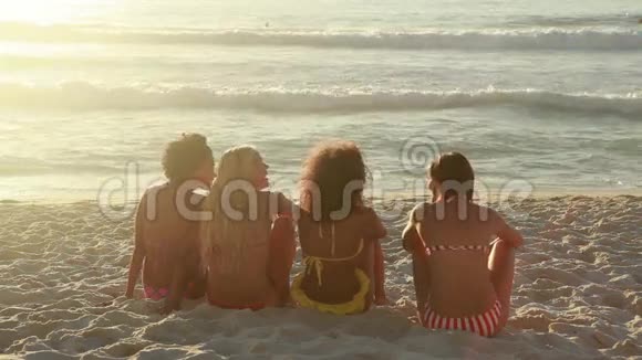 四个女孩坐在沙滩上视频的预览图