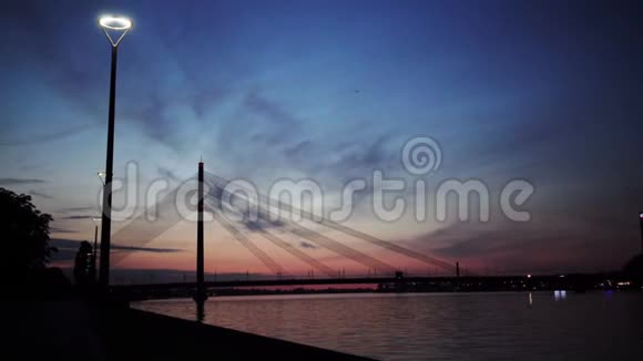 拉脱维亚里加吊桥夏季日落视频的预览图