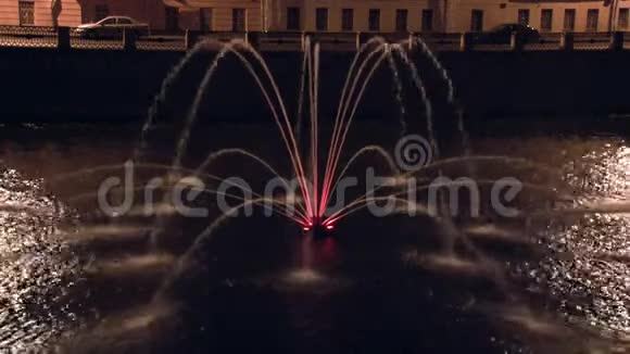 夜晚莫斯科河上的喷泉和桥上的灯笼视频的预览图