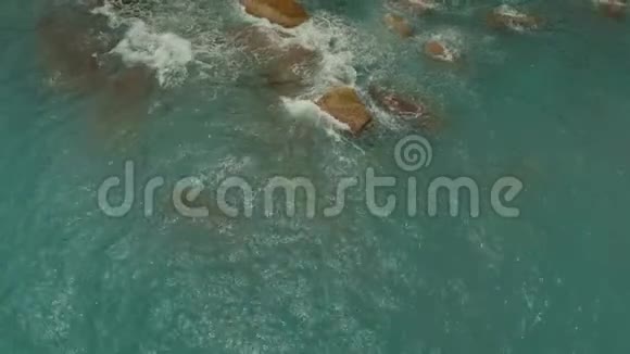 海滩石蓝色的海洋海湾泰国海岸视频的预览图