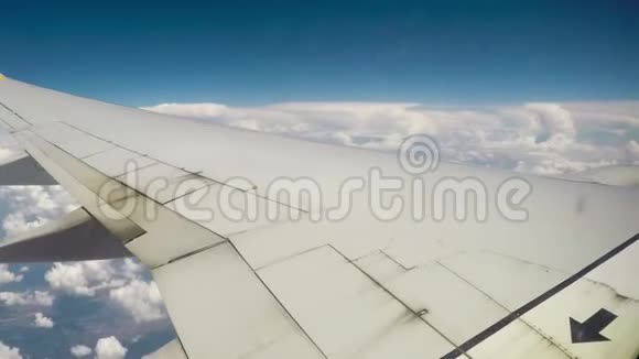 从飞机窗口的云和翅膀视频的预览图