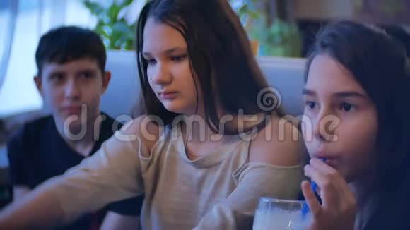 一群孩子在咖啡馆里吃奶昔青少年儿童咖啡馆慢动作视频乐趣欢乐视频的预览图