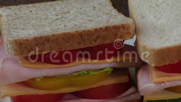 三明治和培根意大利腊肠火腿和新鲜蔬菜视频的预览图