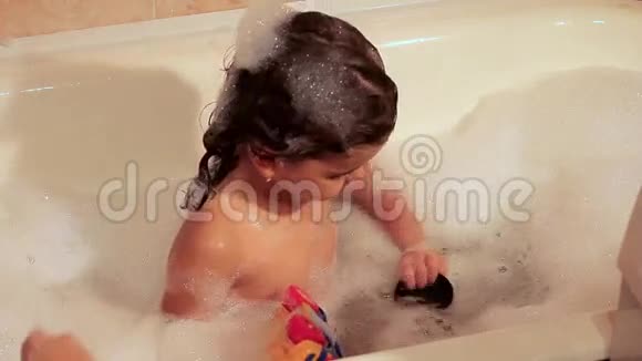 女孩用泡沫洗澡玩玩具睡前用水处理视频的预览图