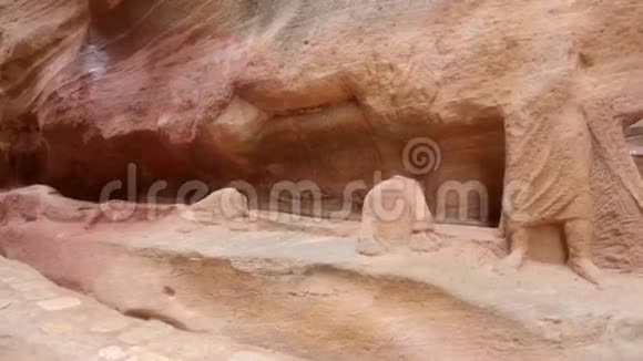 古老的纳巴泰斯岩雕骆驼骑士雕像视频的预览图