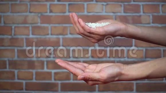 女人手里拿着米粒超慢动作高清视频视频的预览图
