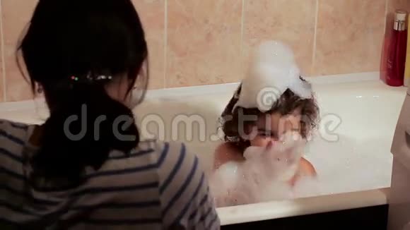 小女孩用泡沫洗澡泡沫击中了嘴不满把嘴里的水打烂视频的预览图