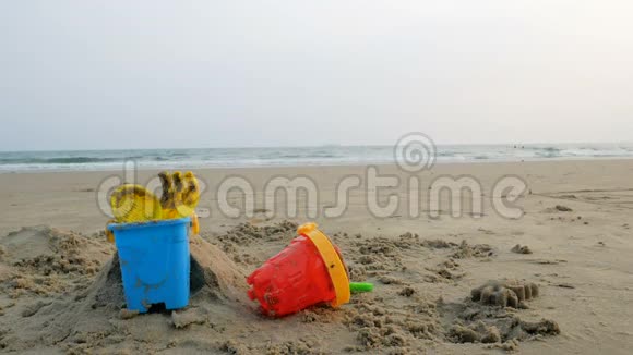 海浪沙滩上的玩具夏季选择焦点浅场深视频的预览图