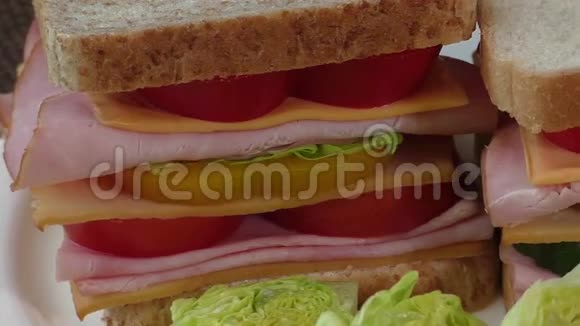 提供两份三明治包括培根意大利腊肠火腿和新鲜蔬菜视频的预览图