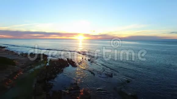 黄昏时分直升机在太平洋上空飞行视频的预览图