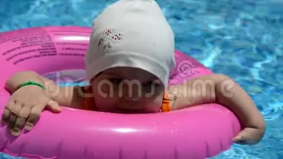 快乐白人白人儿童女婴在室外游泳池蹒跚学步的肖像学前男孩的训练视频的预览图