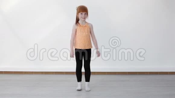 小红发女孩表演麻绳练习视频的预览图