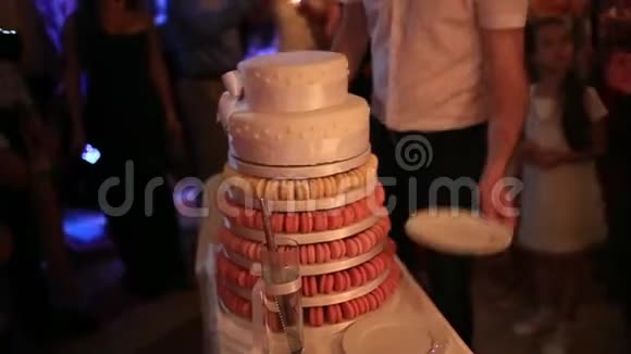 婚礼蛋糕和红色饼干黑山海上婚礼视频的预览图