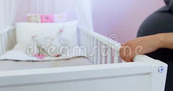 孕妇在4k店买婴儿床视频的预览图
