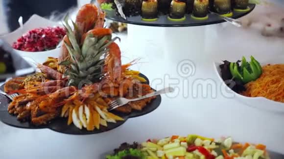 自助餐小龙虾和虾在盘子里视频的预览图