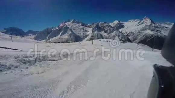 滑雪板运动员在准备好的斜坡上摔倒从板上升起的雪尘第一人称视角视频的预览图