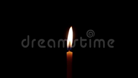 蜡烛在黑暗中燃烧视频的预览图