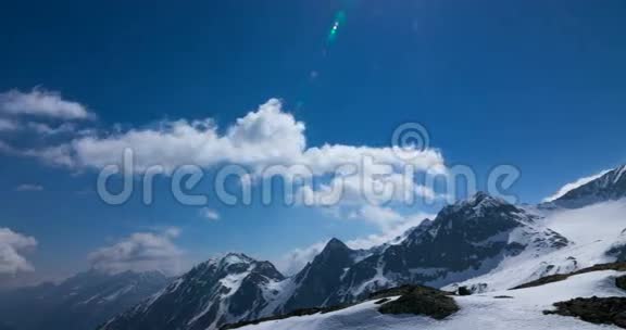 奥地利阿尔卑斯山的雪和阴云密布的山脉上云层的时间流逝在空中飞行视频的预览图