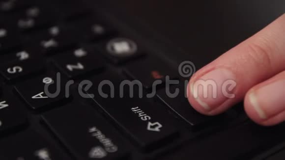 特写手指按下控制键视频的预览图