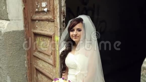 婚礼那天新娘站在老房子附近视频的预览图
