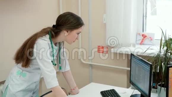 年轻的女医生在电脑里视频的预览图