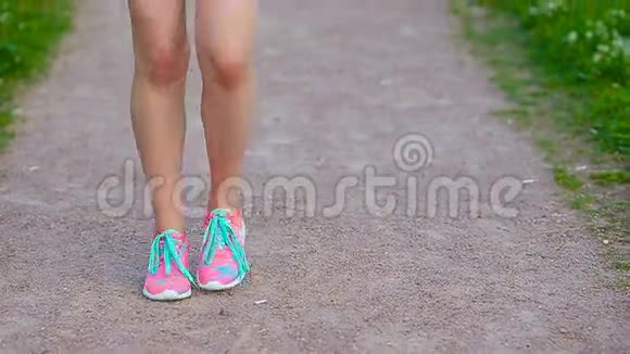 美丽的年轻运动女孩在户外跑步接近亚军女子跑户外训练马拉松跑视频的预览图