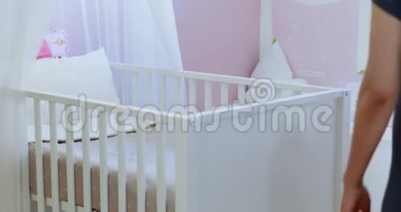 孕妇购买婴儿床4k视频的预览图