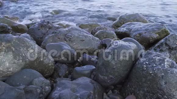 水溅到岩石海岸溅出4k视频的预览图