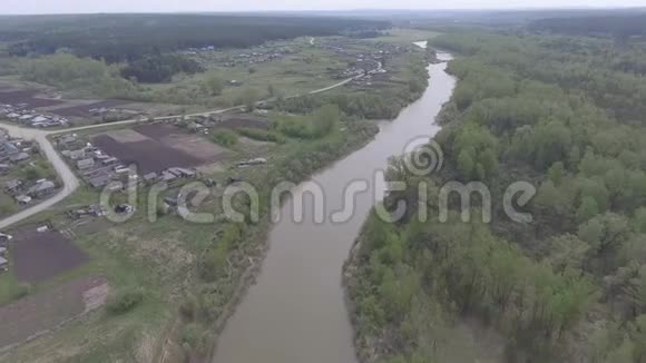 全景俯视图UHD拍摄于河流村舍森林郊区村庄以上视频的预览图