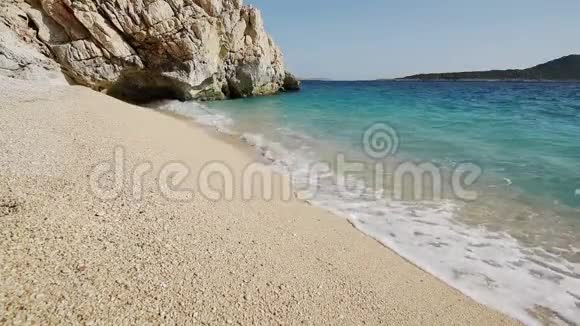 美丽的地中海海岸线强烈的波浪在海岸上缓慢地撞击黄色干净的沙子上有泡沫视频的预览图