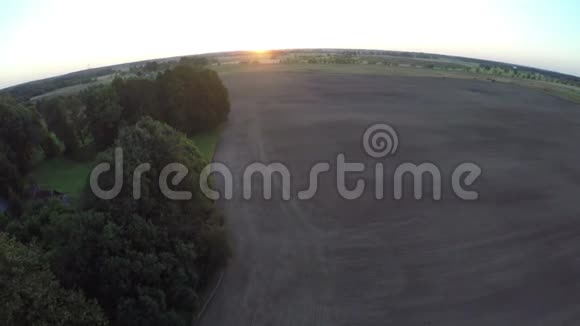 夏季结束日出播种耕地鸟瞰视频的预览图