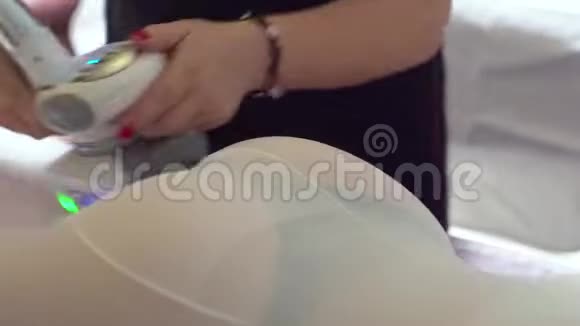 女孩在美容院做液化石油气按摩美容诊所视频的预览图