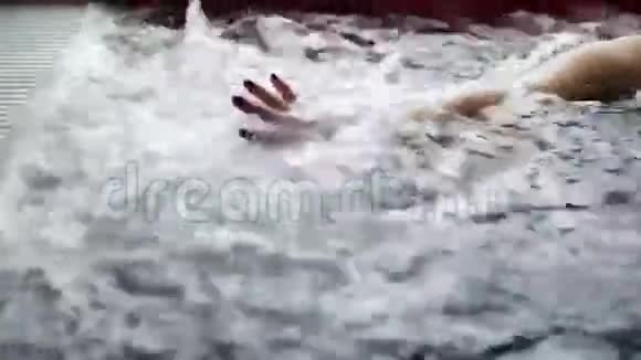 女人的手从充满气泡的水中伸出来视频的预览图