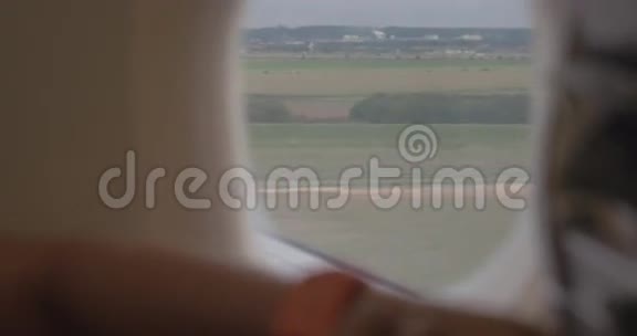 飞机上的一个女人在前面守望视频的预览图