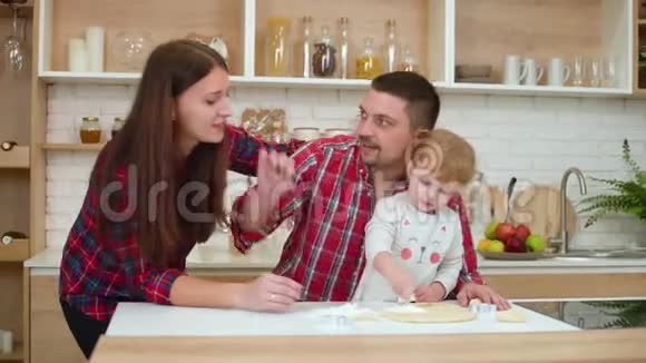 快乐的家庭一起在厨房玩视频的预览图