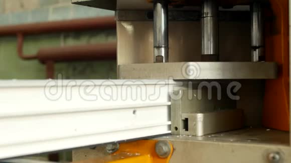生产和制造pvc窗pvc窗框位于焊接机上的角视频的预览图