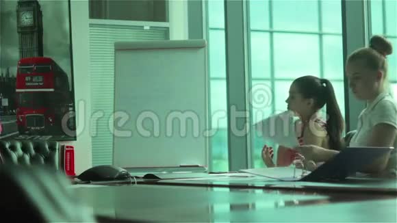 三位年轻妇女在办公室结束会议视频的预览图