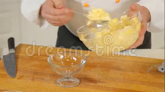干酪和捣碎水果甜点视频的预览图